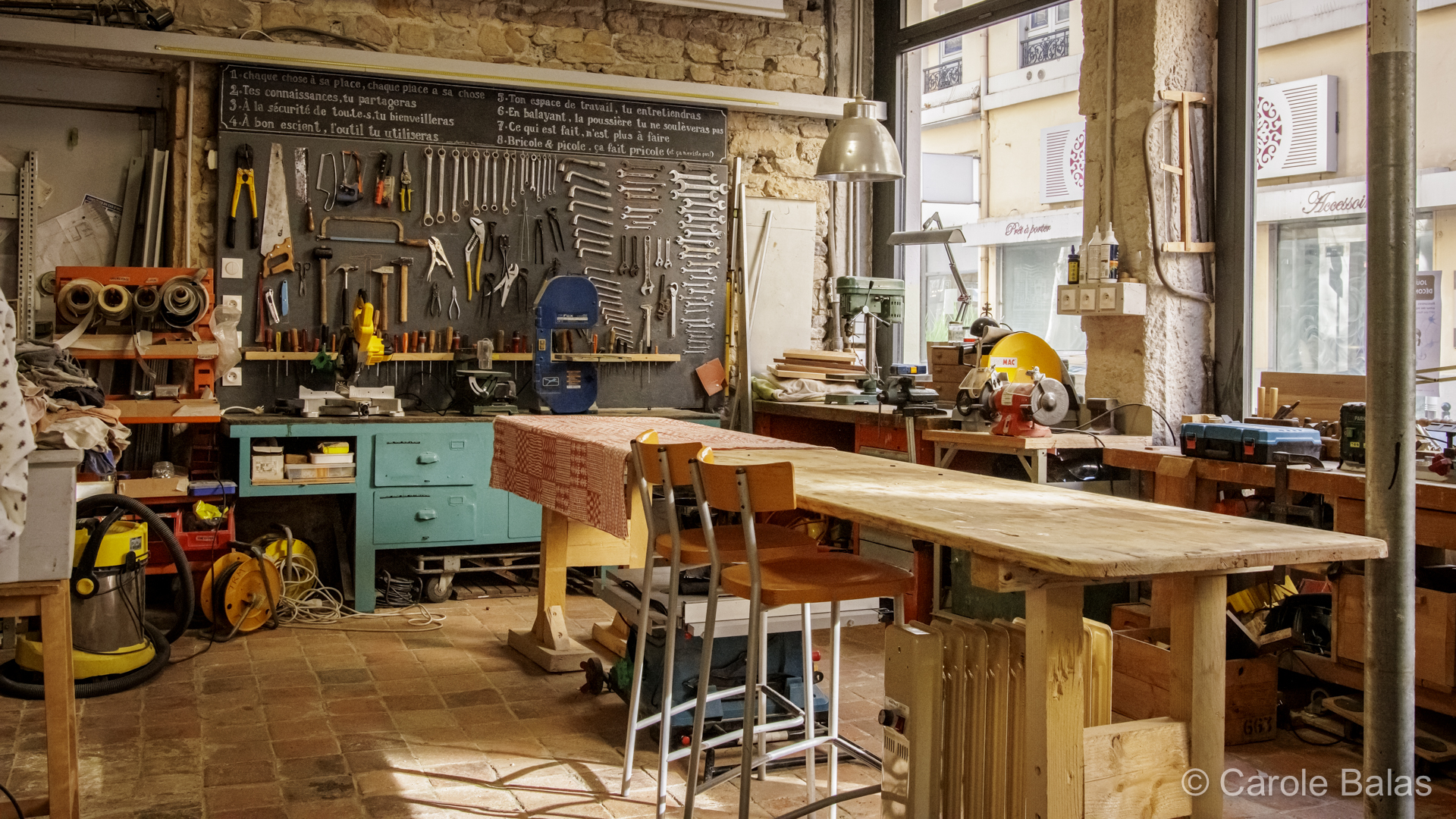 Atelier du Bricole Social Club, avec ses nombreux outils et sa lumière de fin de journée